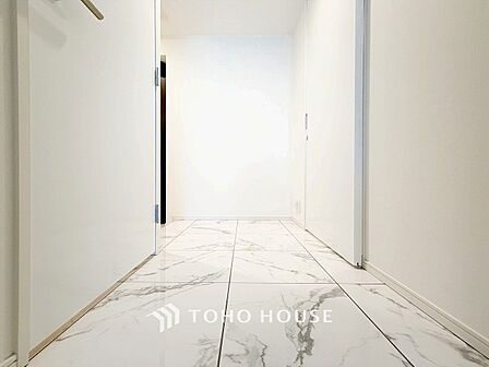 上質感漂う廊下。居住者の帰り、訪れる方を優しく迎える・安らぎに満ちた生活空間を予感させる。