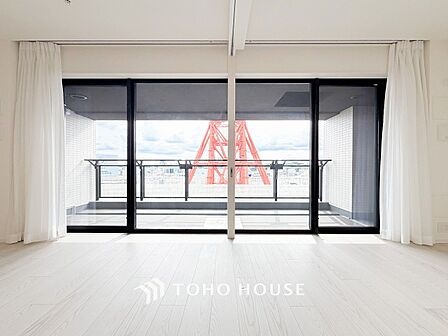 光と風があふれる開放的なリビングダイニングには自然と家族みんなが集まってきます。