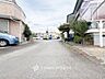 外観：前面道路含む現地写真『快適』は「家」と「街」と「環境」が調和した時に訪れるだと改めて感じさせてくれます。