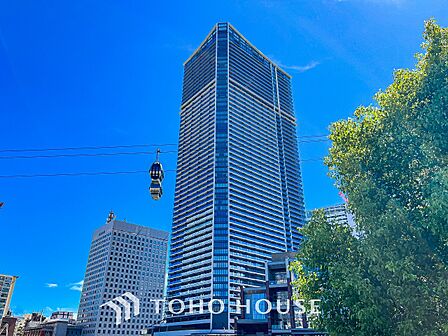 住む人を映し出す洗練された佇まいは、いつまでも輝き続けながらいつしか街の風景に溶け込んでいきます。