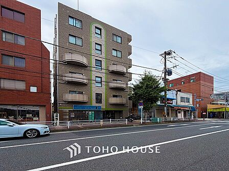 前面道路含む現地写真『快適』は「家」と「街」と「環境」が調和した時に訪れるだと改めて感じさせてくれます。
