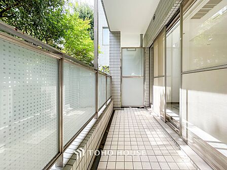 暮らしの中で光と風を演出してくれるバルコニー。
