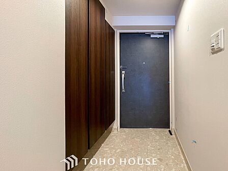 居住者の帰り、訪れる方を優しく迎えてくれる開放感のある玄関。