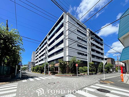堂々たる趣ながら、主張し過ぎずどこか余裕を感じさせるシャープなフォルムで佇む邸宅。