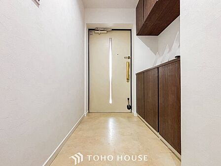 落ち着いた色を基調としていて、明るく優しい玄関となっています。