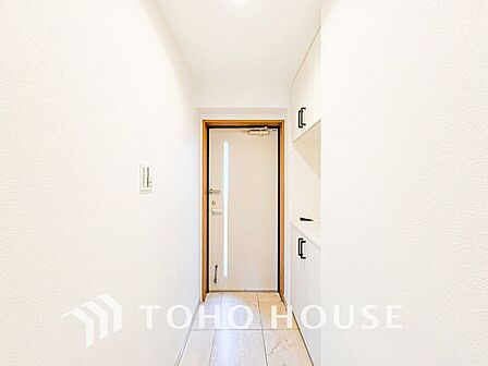 居住者の帰り、訪れる方を優しく迎えてくれる開放感のある玄関。