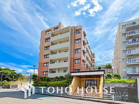 前面道路含む現地写真『快適』は「家」と「街」と「環境」が調和した時に訪れるだと改めて感じさせてくれます。