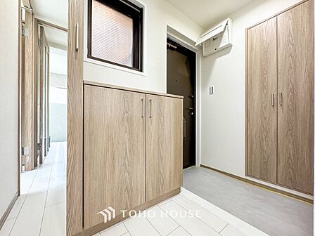 居住者の帰り、訪れる方を優しく迎えてくれる開放感のある玄関。