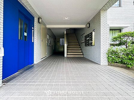 プライベート感が高まる、居住者を優しく迎え入れてくれるエントランス。