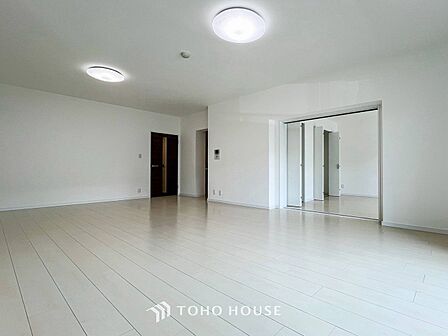忙しい朝でも、しっかり家族が揃って食事をして頂けるゆとりある大きさのダイニングスペース。