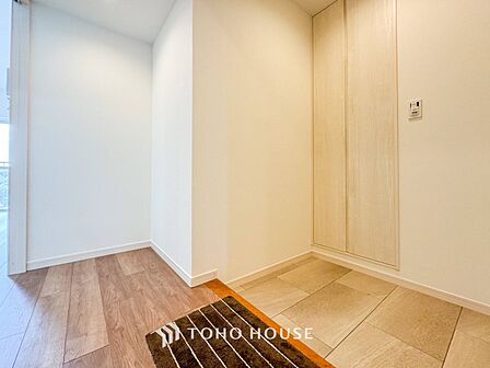 居住者の帰り、訪れる方を優しく迎えてくれる玄関です。