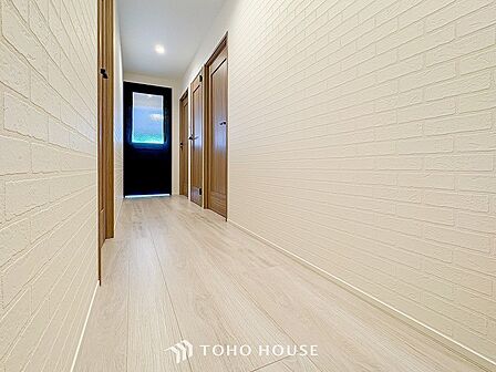 上質感漂う廊下。居住者の帰り、訪れる方を優しく迎え安らぎに満ちた生活空間を予感させます。