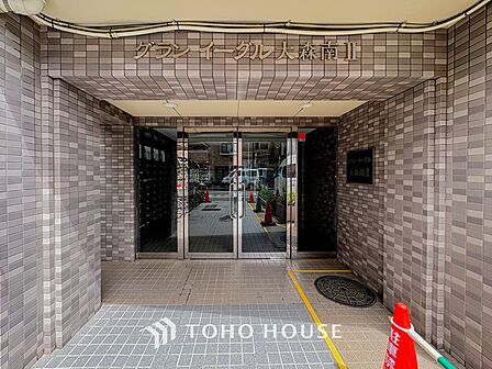 プライベート感が高まるシックな装いのエントランス。