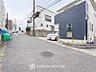 外観：前面道路含む現地写真『快適』は「家」と「街」と「環境」が調和した時に訪れるだと改めて感じさせてくれます。