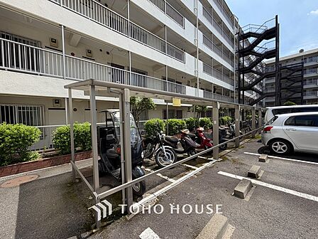 敷地内にバイク置き場と駐輪スペースがございます。