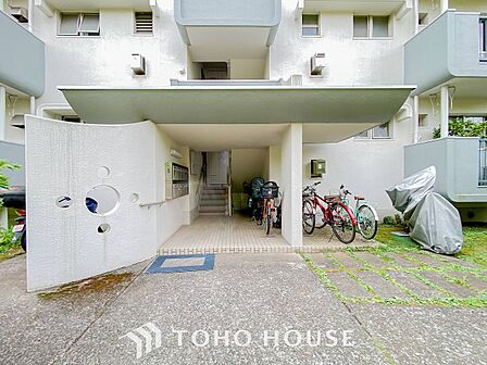 住む人や訪れる人やさしくエスコートする玄関アプローチ。