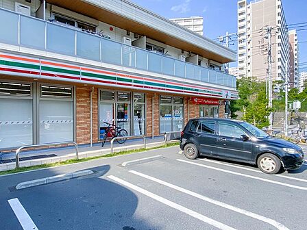 24時間営業。お弁当やお惣菜、パンなどをはじめ、生活用品、お酒、たばこなども取り揃えています。