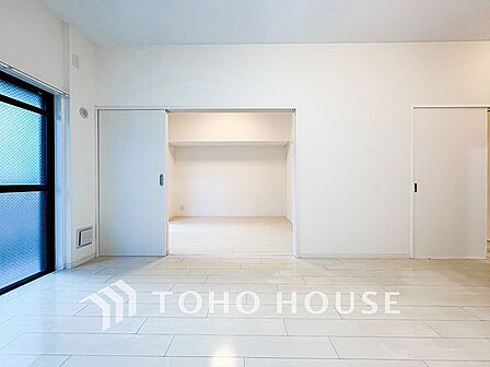 爽やかな色合いのフローリングと清潔感の溢れるクロスが明るい空間を創り出しているリビングダイニング。