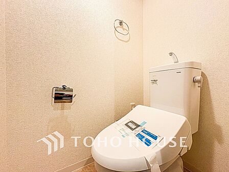トイレはシンプルにホワイトで統一した温水洗浄付です。