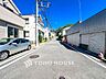外観：前面道路含む現地写真『快適』は「家」と「街」と「環境」が調和した時に訪れるだと改めて感じさせてくれます。