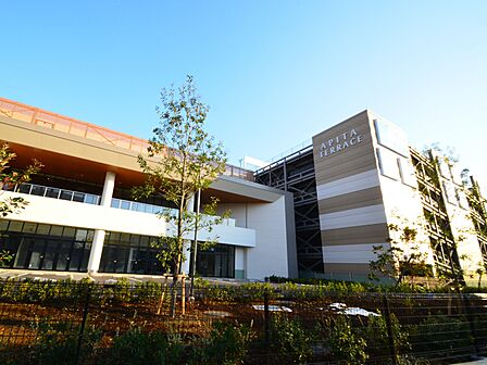 2018年3月にオープンした大型ショッピングモール。『素敵』と『快適』が揃う、アピタ食品館と60の専門店。ご家族揃って楽しめます。