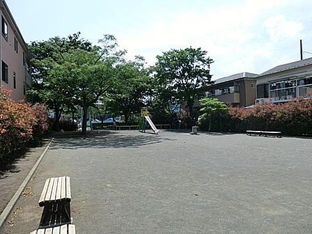 ブランコや鉄棒、滑り台などがあり、日中はゲートボールをする方も。近隣の憩いの場所となっています。