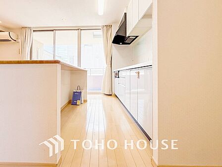 機能的で使い勝手のよさそうなキッチン。明るく清潔感があります。