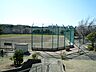 周辺：黒須田川が脇を流れる公園です。夏には盆踊りも開催される広い公園で遊具も充実しています。