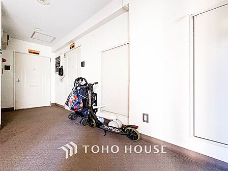 開放的で明るい共用廊下。清潔感があり、行き届いた管理体制がうかがえます。
