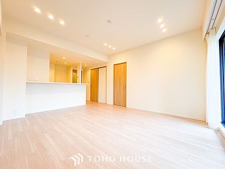 落ち着いた雰囲気に包まれた伸びやかな空間で、ゆったりと家族団らんの時間を過ごせます。