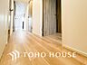 室内：上質感漂う廊下。居住者の帰り、訪れる方を優しく迎える・安らぎに満ちた生活空間を予感させる。