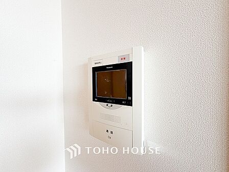 誰が来てもわかる様にモニター付きインターホンを設置。