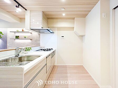 機能的で使い勝手のよさそうなキッチン。明るく清潔感があります。