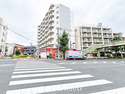 外観:前面道路含む現地写真『快適』は「家」と「街」と「環境」が調和した時に訪れるだと改めて感じさせてくれます。 外観:前面道路含む現地写真『快適』は「家」と「街」と「環境」が調和した時に訪れるだと改めて感じさせてくれます。