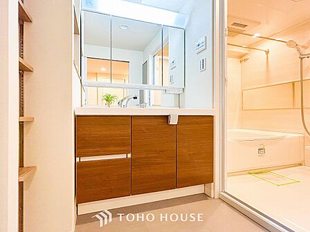 落ち着いた空間を演出するカラーと、ゆったりお使い頂ける広さが魅力のパウダールーム。