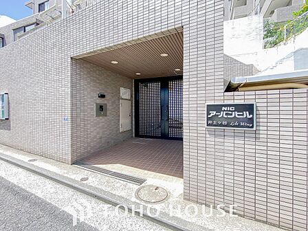 住む人や訪れる人やさしくエスコートする玄関アプローチ。