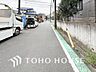 外観：前面道路含む現地写真『快適』は「家」と「街」と「環境」が調和した時に訪れるだと改めて感じさせてくれます。