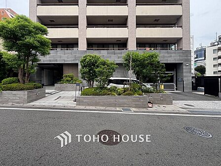 前面道路含む現地写真『快適』は「家」と「街」と「環境」が調和した時に訪れるだと改めて感じさせてくれます。