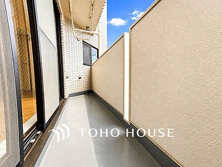 暮らしの中で光と風を演出してくれるバルコニー。