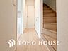 室内：上質感漂う廊下。居住者の帰り、訪れる方を優しく迎える・安らぎに満ちた生活空間を予感させる。
