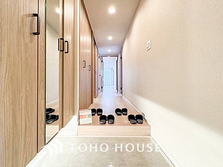 居住者の帰り、訪れる方を優しく迎えてくれる開放感のある玄関。