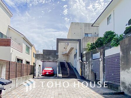 前面道路含む現地写真『快適』は「家」と「街」と「環境」が調和した時に訪れるだと改めて感じさせてくれます。
