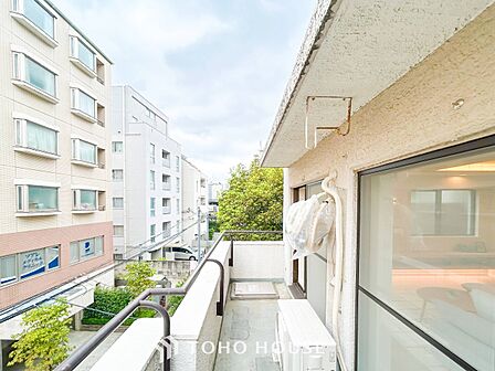 暮らしの中で光と風を演出してくれるバルコニー。