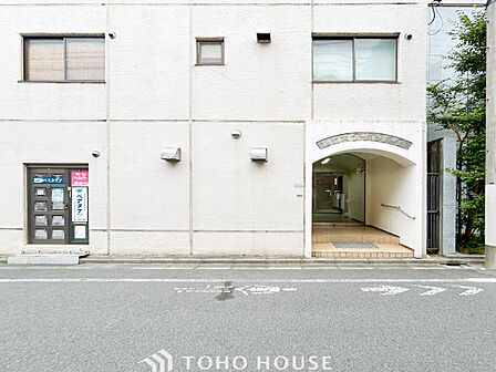 プライベート感が高まるシックな装いのエントランス。