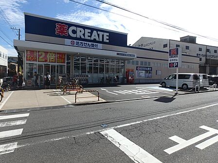食料品や日用品・お酒・ATMなども揃った大型のドラッグストア。お手頃な商品が充実しています。