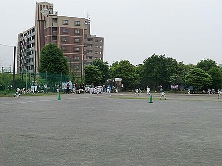 北部第一水再生センターの施設上に作られた多目的広場です。サッカーや野球などの競技が楽しめます。