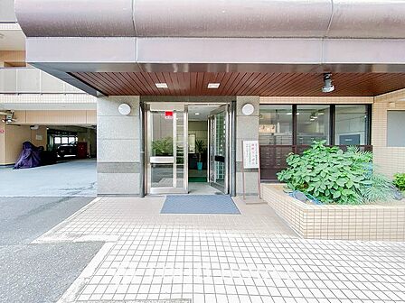 住む人や訪れる人やさしくエスコートするエントランスアプローチ。