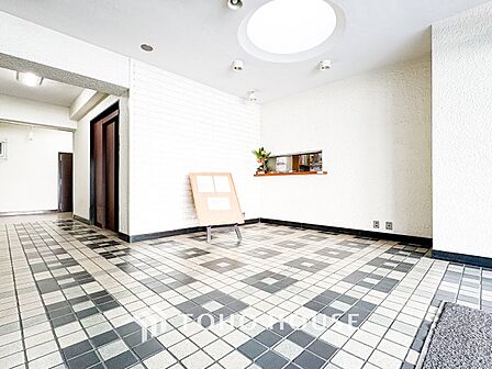 外と内をつなぐロビーは、明るく開放感のある空間です。