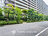 外観：前面道路含む現地写真『快適』は「家」と「街」と「環境」が調和した時に訪れるだと改めて感じさせてくれます。