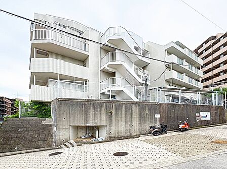 前面道路含む現地写真『快適』は「家」と「街」と「環境」が調和した時に訪れるだと改めて感じさせてくれます。